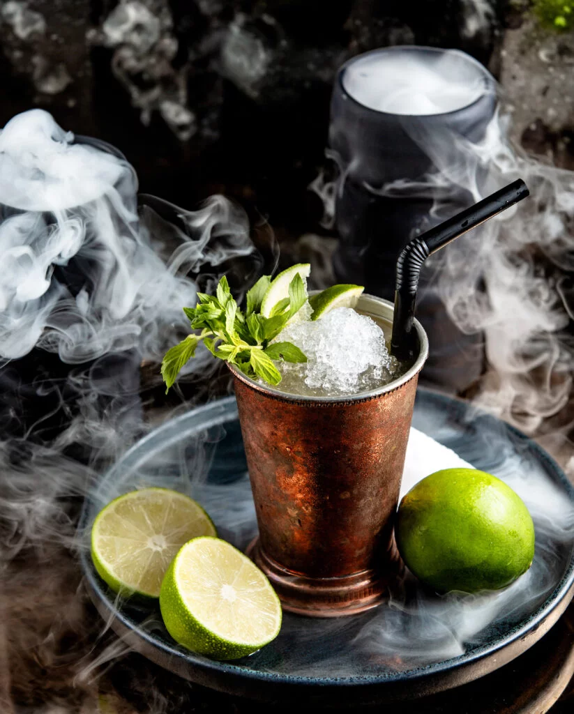 ถ่ายยังไงให้ดูเย็น เคล็ดลับการสร้างภาพถ่ายเครื่องดื่มด้วย PMI Smoke Ninja 4 copper glass with mojito cocktail with ice shavings 1 1